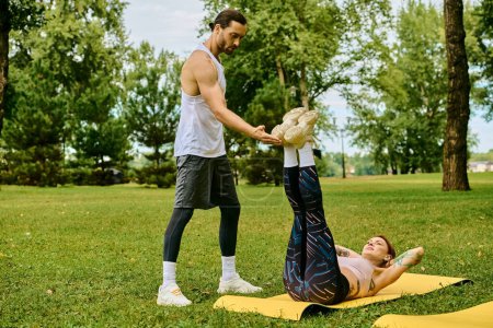 Una mujer en ropa deportiva está realizando con confianza un soporte de mano en una estera en un exuberante parque, mostrando fuerza y equilibrio.