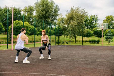 Una mujer decidida en ropa deportiva está entrenando al aire libre con un entrenador personal, abrazando la suciedad debajo de sus pies.