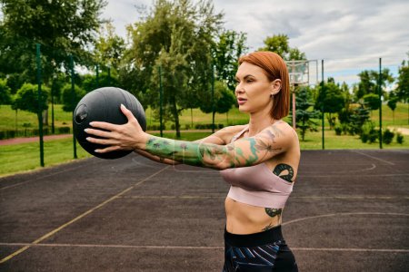 Una mujer en ropa deportiva, sosteniendo una pelota, entrena al aire libre con determinación y motivación