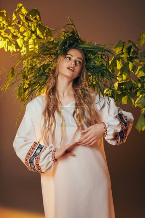 Foto de Una joven, adornada con el atuendo tradicional, adorna el estudio con un vestido blanco adornado, como de hadas, con el pelo largo que fluye. - Imagen libre de derechos