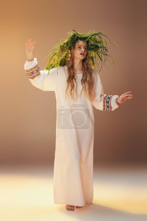 Foto de Joven mavka en adornado, traje inspirado en hadas, exudando elegancia y encanto en el entorno del estudio. - Imagen libre de derechos