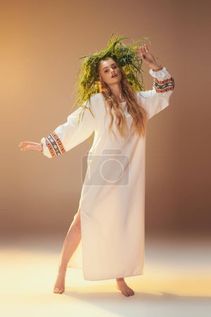 Eine junge Mavka in einem weißen Kleid, das mit einem grünen Kranz geschmückt ist und eine ätherische und mystische Präsenz in einem Atelier ausstrahlt.