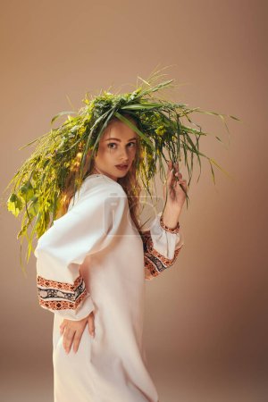 Una joven mavka abrazando la naturaleza, vistiendo un vestido blanco adornado, con una planta delicadamente encaramada en su cabeza en un entorno de estudio.