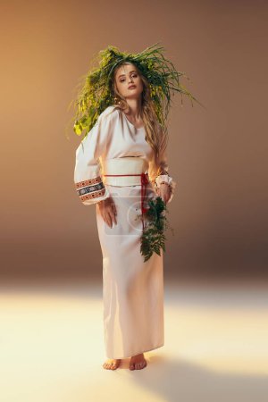 Eine junge Mavka in einem weißen Kleid ist mit einem Kranz geschmückt und verkörpert eine märchenhafte Präsenz in einem Fantasyatelier.