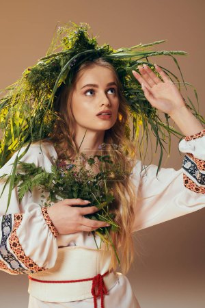 Téléchargez les photos : Une jeune femme en tenue traditionnelle ornée d'une couronne ornée, dans un décor de fées et de fantaisie. - en image libre de droit