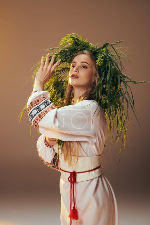 Eine junge Mavka trägt ein traditionelles Outfit, das mit einem kunstvollen Blumenkranz geschmückt ist und eine märchenhafte und phantasievolle Aura in einem Atelierhaus ausstrahlt.