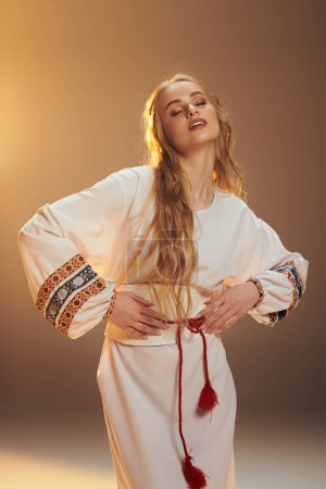 Une jeune mavka pose gracieusement dans une robe blanche, incarnant l'essence de la fée ornée et de la fantaisie dans un cadre de studio.