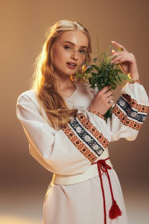 Eine junge Mavka in einem weißen Kleid hält zart eine Blume in einem märchenhaften und fantasievollen Studio-Setting.