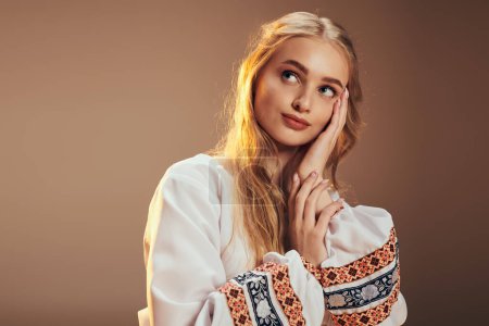 Une jeune mavka en chemise blanche pose dans un décor de studio féerique et fantaisiste.