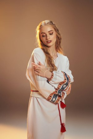 Eine junge Mavka steht anmutig in einem traditionellen weißen Kleid mit auffallend roter Quaste und verströmt einen Hauch ätherischer Schönheit.