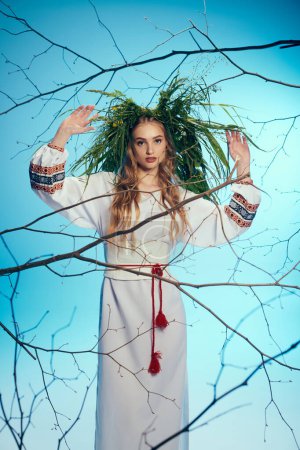 Una joven mavka, envuelta en un traje tradicional adornado con detalles ornamentados, se levanta con gracia frente a las ramas entrelazadas.