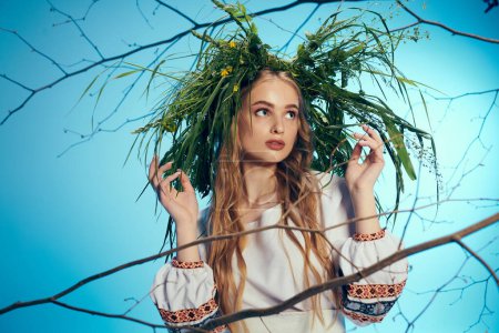 Foto de Joven mavka en traje tradicional, adornado con una corona de hojas de hadas, exudando una presencia mística en un entorno de estudio. - Imagen libre de derechos