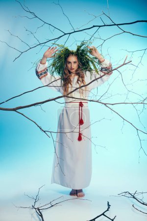 Une jeune mavka, en tenue traditionnelle ornée, se tient gracieusement devant un arbre mystique aux branches.