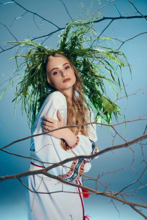 Jeune mavka en tenue traditionnelle se tient devant un arbre, feuilles ornant sa tête comme une couronne naturelle.