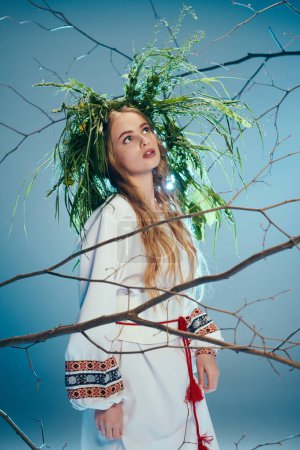 Una joven mavka se levanta con gracia frente a un árbol, vestida con un traje tradicional con una corona adornada en la cabeza.