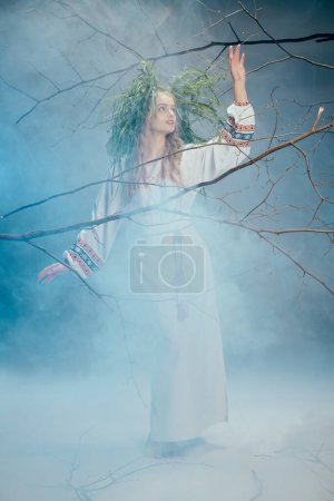 Eine junge Frau in einem weißen Kleid steht inmitten des Nebels in einem mystischen Wald und verströmt einen Hauch von ätherischer Schönheit und Mysterium.