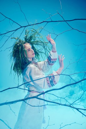 Téléchargez les photos : Une jeune mavka en tenue traditionnelle avec des dreadlocks ornés debout gracieusement devant un arbre majestueux. - en image libre de droit
