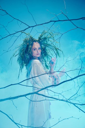 Una joven mavka en traje de hada tradicional se encuentra confiada en un árbol, su pelo largo fluyendo en el viento.