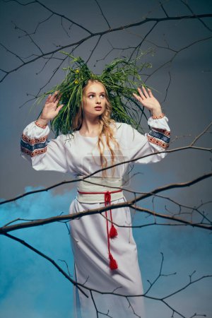 Eine junge Mavka in einem weißen Kleid schmückt ihren Kopf mit einer Krone aus Blättern in einem märchenhaften und phantasievollen Studio-Setting.