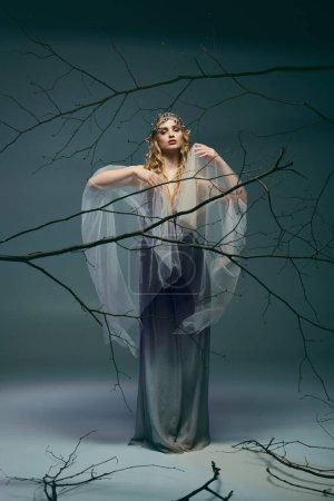 Eine junge Frau in einem fließenden weißen Kleid steht anmutig vor einer Traube von Zweigen in einer märchenhaften Kulisse.