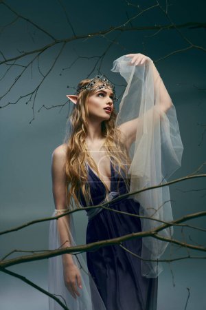 Una joven emana vibraciones de hadas y fantasía, vestida con un hermoso vestido azul con un delicado velo blanco.