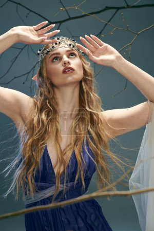 Eine junge Frau in einem atemberaubenden blauen Kleid, geschmückt mit einer Krone auf dem Kopf, die eine Aura von Märchenkönigsherrschaft ausstrahlt.
