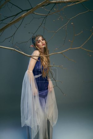 Une jeune femme en robe bleue se tient gracieusement à côté d'un arbre dans un décor féerique et fantaisiste.