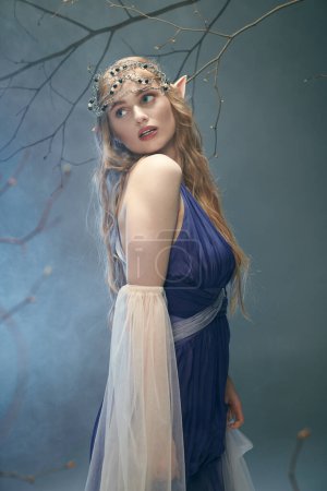 Una joven vestida con un vestido azul impresionante y una tiara real, encarnando la esencia de una princesa elfa de cuento de hadas.