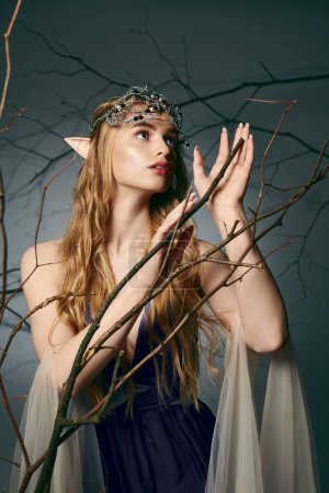 Une jeune femme dans une superbe robe bleue ornée d'une couronne, incarnant l'essence d'une princesse fée dans un décor de studio.