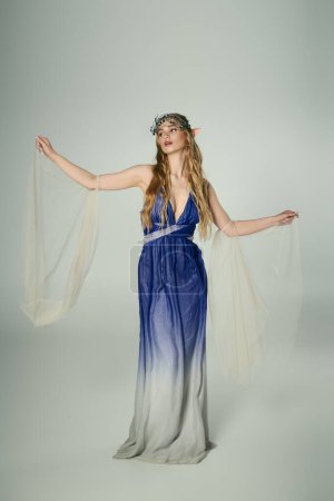 Eine junge Frau in einem blau-weißen Kleid, die das Wesen einer Fee oder Elfenprinzessin in einem verträumten Studio-Setting verkörpert.