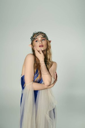 Eine junge Frau in einem blauen Kleid mit Krone auf dem Kopf verkörpert die Essenz einer magischen Märchenprinzessin in einem Atelier.