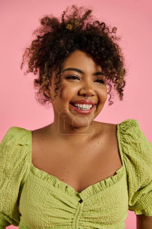 Foto de Elegante mujer afroamericana sonriendo, vistiendo un top amarillo, exudando felicidad. - Imagen libre de derechos