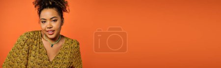 Téléchargez les photos : Une femme afro-américaine surprise en tenue élégante réagissant avec des yeux élargis. - en image libre de droit