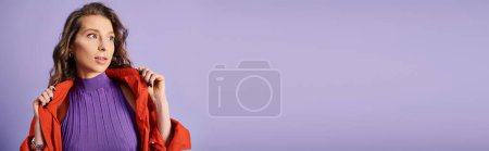 Téléchargez les photos : Une jeune femme élégante portant une chemise violette et une veste rouge sur un fond violet vif. - en image libre de droit