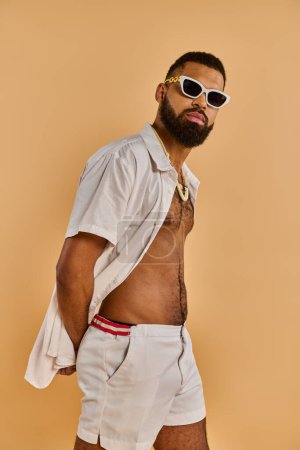 Un hombre de moda en pantalones cortos blancos y gafas de sol elegantes está posando con confianza para una imagen, exudando elegancia y carisma bajo los soles cálido resplandor.