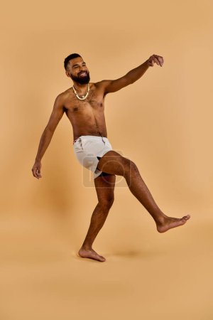 Un homme torse nu avec une barbe danse joyeusement dans le vaste désert, se déplaçant à un rythme invisible avec ses pieds nus jetant la poussière.