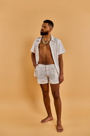 Un hombre vestido con pantalones cortos blancos y una camisa blanca se encuentra en un entorno sereno, exudando tranquilidad mientras se conecta con el mundo natural que lo rodea..