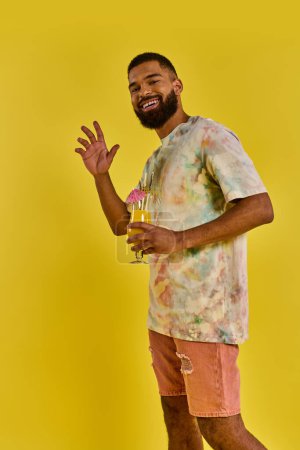 Un hombre con un vaso de jugo de naranja en la mano, disfrutando del color vibrante y el aroma refrescante de la bebida cítrica.