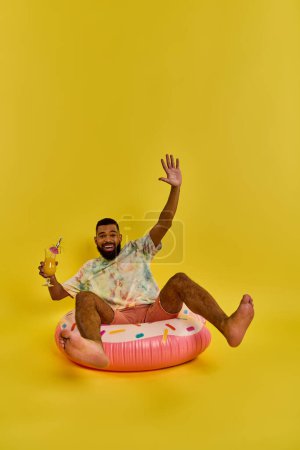 Ein Mann mit nachdenklichem Gesichtsausdruck sitzt auf einem bunten aufblasbaren Objekt und schwebt mühelos auf der Wasseroberfläche.