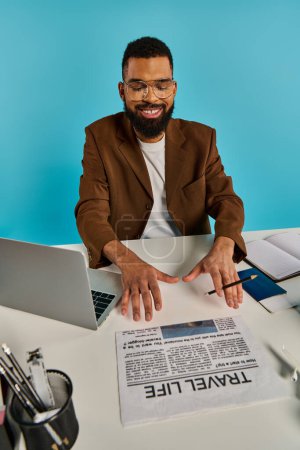 Ein fokussierter Mann sitzt an einem Schreibtisch und tippt auf einem Laptop-Bildschirm. Der Raum ist schwach beleuchtet, der Schein des Bildschirms erhellt sein Gesicht.