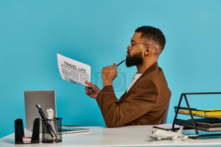 Un hombre sentado en un escritorio, absorto en leer un periódico. Su postura es enfocada y seria al absorber el contenido del documento.