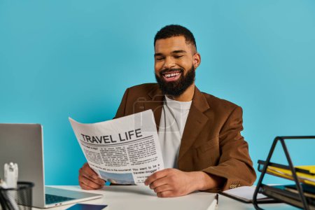 Foto de Un hombre con atuendo casual está sentado en un escritorio, absorto en la lectura de un periódico. Aparece enfocado y cautivado por el contenido. - Imagen libre de derechos