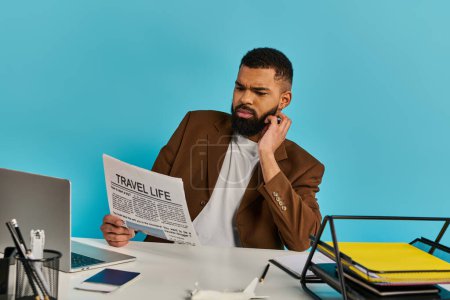 Un homme en tenue de travail assis à un bureau en bois, absorbé par la lecture d'un journal, son expression concentrée montrant une concentration profonde.