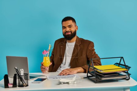 Un homme est plongé dans le travail, assis à un bureau avec un ordinateur portable ouvert devant lui. Il est concentré et concentré sur la tâche à accomplir.