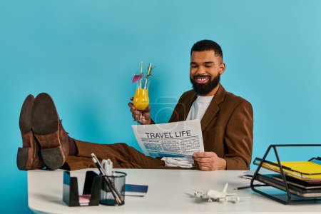 Foto de Un hombre vestido con atuendo formal se sienta en un escritorio de madera, absorto en la lectura de un periódico extendido ante él. - Imagen libre de derechos