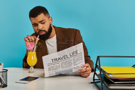 Un hombre está sentado en una mesa, absorto en la lectura de un periódico. Su atención se centra en los titulares y artículos que aparecen en el periódico.