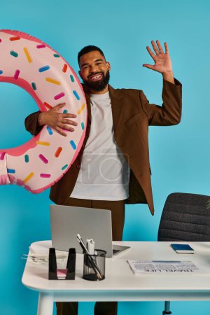 Un hombre sostiene juguetonamente un donut masivo delante de su cara, oscureciendo sus rasgos. La golosina colorida y azucarada se destaca contra su divertida expresión.