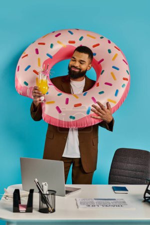 Un homme tient ludique un donut géant devant son visage, créant une scène fantaisiste et humoristique.