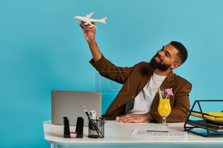 Un homme est assis à un bureau, absorbé dans l'assemblage d'un avion modèle détaillé, tenant soigneusement les pièces avec concentration et précision.
