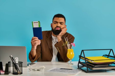 Foto de Un hombre con gafas se sienta en un escritorio sosteniendo un pedazo de papel, su expresión reflexiva y decidida. - Imagen libre de derechos